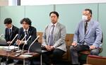 　記者会見するディオッサ出雲ＦＣの運営法人の担当者と弁護士＝１４日午前、島根県出雲市