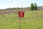 　地雷原を警告する標識＝４月２７日、ウクライナ北部チェルニヒウ州（共同）