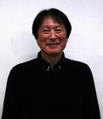 　突発性難聴で片耳が聞こえなくなった渡辺勇一さん＝２０２５年３月、東京