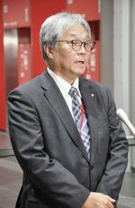 　斎藤経産相と面会後、取材に応じる佐賀県玄海町の脇山伸太郎町長＝７日午後、経産省