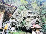 安山岩の岩壁と岩窟、社の景観が素晴らしい子守神社。崩落の危険で岩窟内は立ち入り禁止となっている