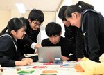 課題を解決するアイデアを出し合う生徒