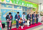 テープカットでリニューアルを祝う関係者