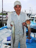 良型のタコを釣りあげた金井さん