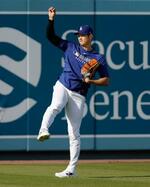 　キャッチボールするドジャース・大谷＝ロサンゼルス（共同）
