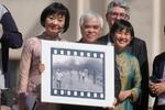 　「ナパーム弾の少女」として知られる写真を持つニック・ウット氏（中央）＝２０２２年５月１１日、バチカン（ＡＰ＝共同）