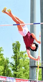 男子棒高跳びで自己新となる４㍍５０を記録して２位入賞を果たした阪本晴也＝岡山市のシティライトスタジアム