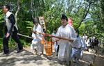 　山神社で営まれた「献湯祭」で、源泉からくみ上げられた「一番湯」を運ぶ関係者ら＝１日午前、和歌山県白浜町