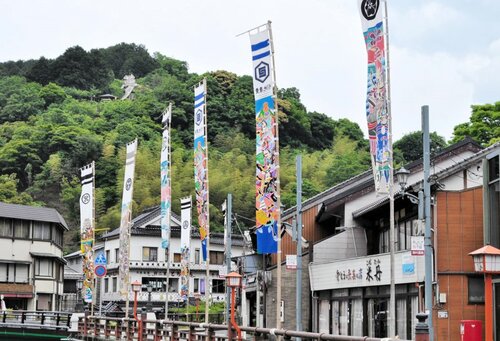まつりの到来を告げる大のぼり。今年もお目見えした＝２９日、新温泉町湯の湯村温泉街