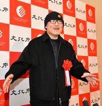 受賞に喜びの表情を見せる青山さん＝１１日、東京都港区