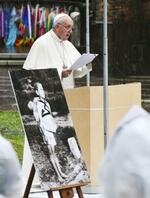 　「焼き場に立つ少年」のパネル写真を傍らに置き、演説で核廃絶の必要性を訴えるローマ教皇フランシスコ＝２０１９年１１月２４日、長崎市の爆心地公園