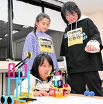 今後の大会に向け、試合形式で練習する石橋さん（手前）、木村さん（左）、横山さん（右）