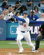 　ブレーブス戦の５回、右前打を放つドジャース・大谷＝ロサンゼルス（共同）