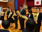 【先生ありがとう！】閉校式後、児童からの感謝の花束を受け取る教諭ら＝奥佐津小
