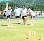 ネゴシックスさん（左から２人目）とモルックを楽しむ参加者