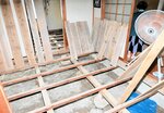 床板をあげた状態の住宅。台風の直撃から１カ月が経過したが、一部の住民は通常の生活に戻れていない＝１４日、香美町香住区間室
