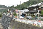 約２週間ぶりに片側通行が可能になった国道４８２号を走行する車両＝１日、鳥取市用瀬町別府