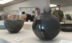 多くの来館者の注目を集めた山本さんの作品（手前）＝６日、松江市袖師町の島根県立美術館