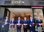 　アンテナショップ「ＧＯＥＮ」のオープニングセレモニーでテープカットする「長野欧州貿易支援機構」の笹沢幸司代表理事（右端）ら＝１１日、パリ（共同）