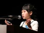 　「２０２４年度全国選抜小学生プログラミング大会」で発表する栃木県代表の大塚陽葵さん。グランプリの文部科学大臣賞に選ばれた＝２日午前、東京都港区