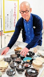 販売台に作品を並べる袖師窯の尾野さん＝米子市西福原２丁目の米子天満屋
