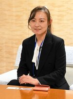 米子市の国際交流員に着任した董さん＝１０日、米子市役所