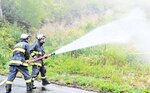 ホースを使って消火活動に当たる隊員