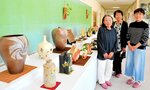 最後の作品展を開く陶芸班のメンバー
