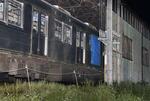 　走行中に窓ガラスが割れた長野電鉄の車両＝２１日、長野県須坂市の須坂駅