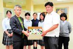 エコキャップを手渡す倉吉北高インターアクトクラブの生徒ら