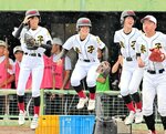 ジャンプしてノックに向かう米子の（左から）浜辺さん、田中さん、小沢さん＝どらドラパーク米子市民球場