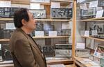 　日本ラジオ博物館に展示されたラジオを眺める岡部匡伸館長＝３日、長野県松本市（同館提供）