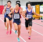 男子８００㍍決勝　必死の表情で後続を引き離しトップでゴールする竹内優貴（６７１）＝岡山市のシティライトスタジアム