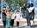 米子署員と一緒に安全な横断を練習する園児ら＝２月２８日、日吉津村日吉津