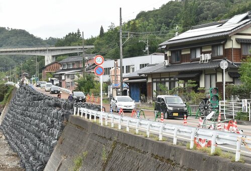 約２週間ぶりに片側通行が可能になった国道４８２号を走行する車両＝１日、鳥取市用瀬町別府