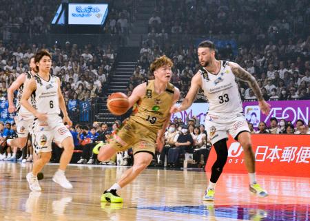 　島根戦で攻め込む琉球・脇＝沖縄サントリーアリーナ