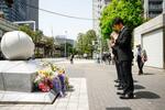 　東京・池袋の乗用車暴走事故から６年となり、慰霊碑に向かい手を合わせる松永拓也さん＝１９日午後