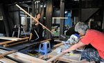木に墨を塗ったり、電動工具で木を切ったりと作業を進める