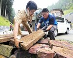 石川県輪島市の被災した家屋で搬出作業をするボランティア。北海道の村山卓さん（左）は「また観光できるようになるまで輪島が復興してほしい」と汗を流した＝３０日午後