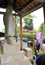 城山大師像を囲み手を合わせる参拝者ら