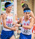 【任せた】最後の力を振り絞ってたすきをつなぐランナー＝三朝町大瀬