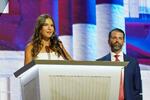 　１７日、米ウィスコンシン州ミルウォーキーでの共和党大会で演説するトランプ氏の孫娘カイ・トランプさん（左）と長男ジュニア氏（共同）