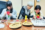 手ほどきを受けながら桟俵作りに挑戦する参加者（鳥取の魅力発掘・発信に関する勉強会提供）