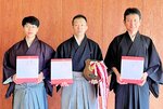 団体で優勝した鳥取県Ｂの（左から）谷野、本田、大石＝岡山県玉野市民総合運動公園弓道場