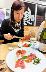 とっとり琴浦グランサーモンを実食する生徒