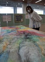 独創的なアート作品が並ぶ会場＝１８日、米子コンベンションセンター