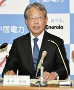 島根原発２号機の再稼働延期について記者会見する中国電力の中川賢剛社長＝３０日午後、広島市