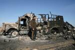 　シリア北東部カミシュリの空港付近で破壊された車両。イスラエル軍がシリア各地に空爆していた＝１０日（ロイター＝共同）