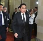 　自民党役員会に向かう岸田首相＝１３日午後、国会