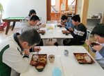 ２月にあった弁当の試食会＝米子市中島２丁目の地域活動支援センターおおぞら